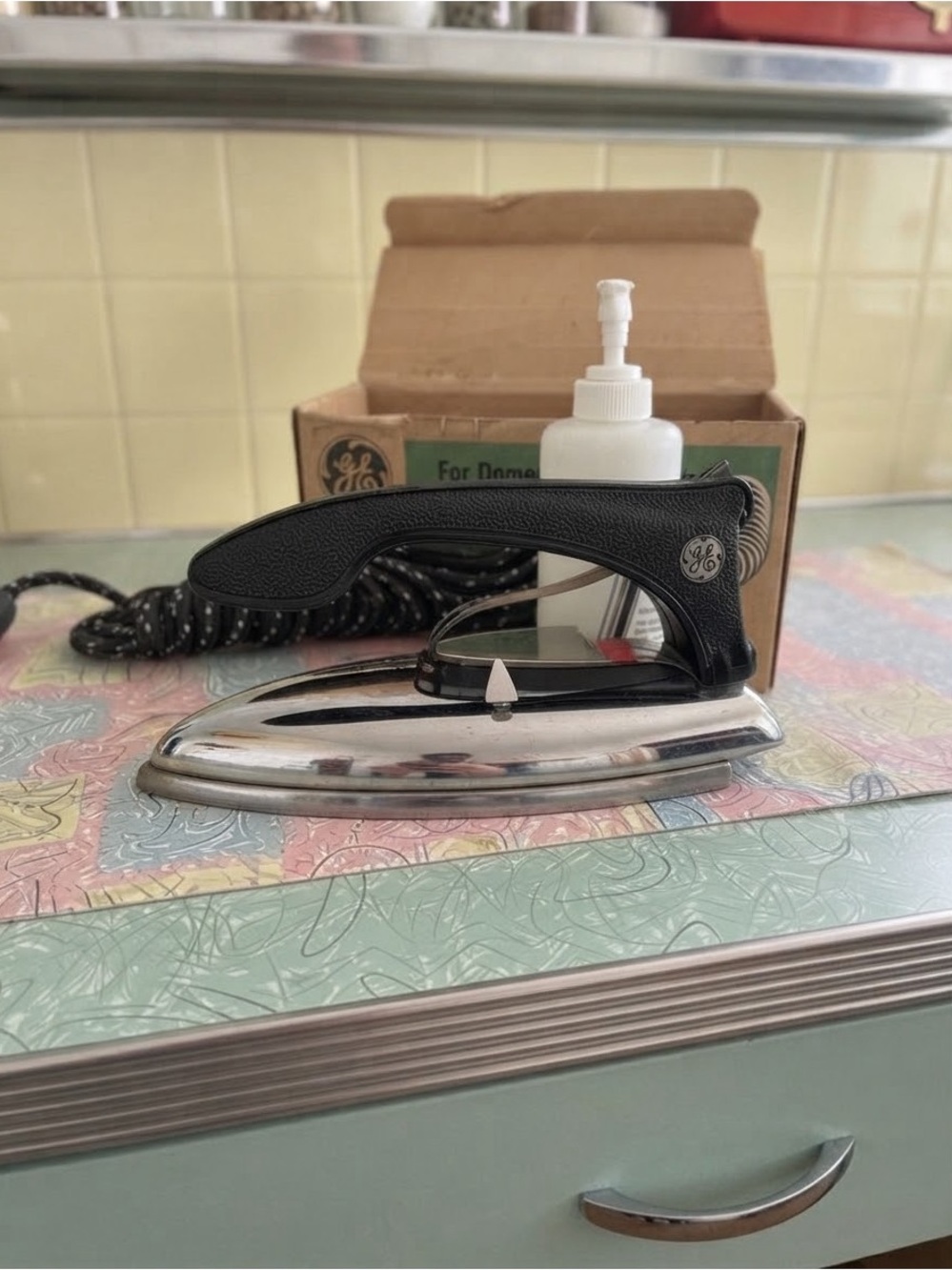 Brand New VINTAGE GE Travel Iron Catalogue No. F49 in Original Box